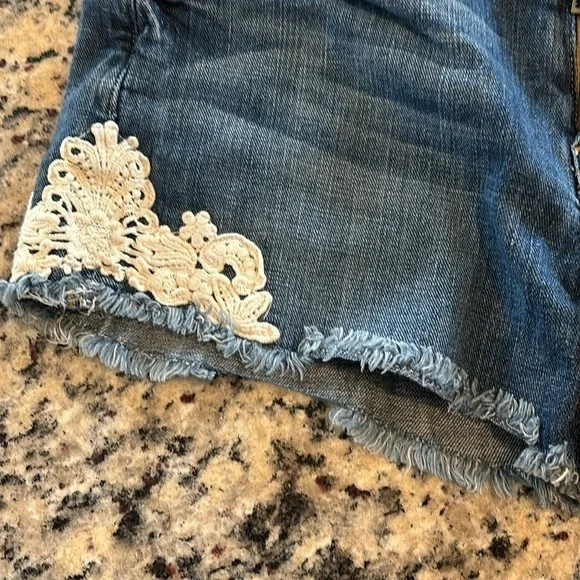 Lucky Riley Jean Shorts W/ Knit Designs and Fringed Hems Sz 27/4 - Picture 6 of 10